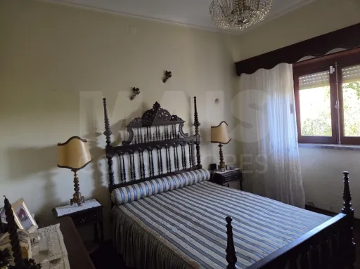 Moradia T3 com Jardim, Anexos e Enorme Potencial – Moitas Vendas