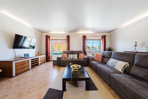 Moradia T3+1 pronta a habitar | Garagem fechada, pátio com churrasqueira e a 5 min das praias !