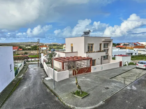 Moradia T3 c/ 2 Suites, 1 Closet, Logradouro e Vista Mar!