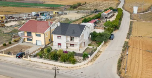Moradia T5 com piscina e garagem em terreno de 2.000m2 na Bufarda