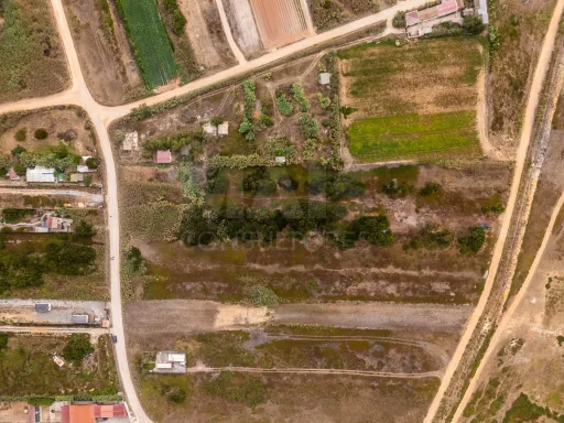 Land located a few meters from Almagreira Beach