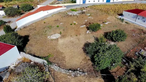Terreno Urbano com 1980m2, Construção Moradia até 300m2
