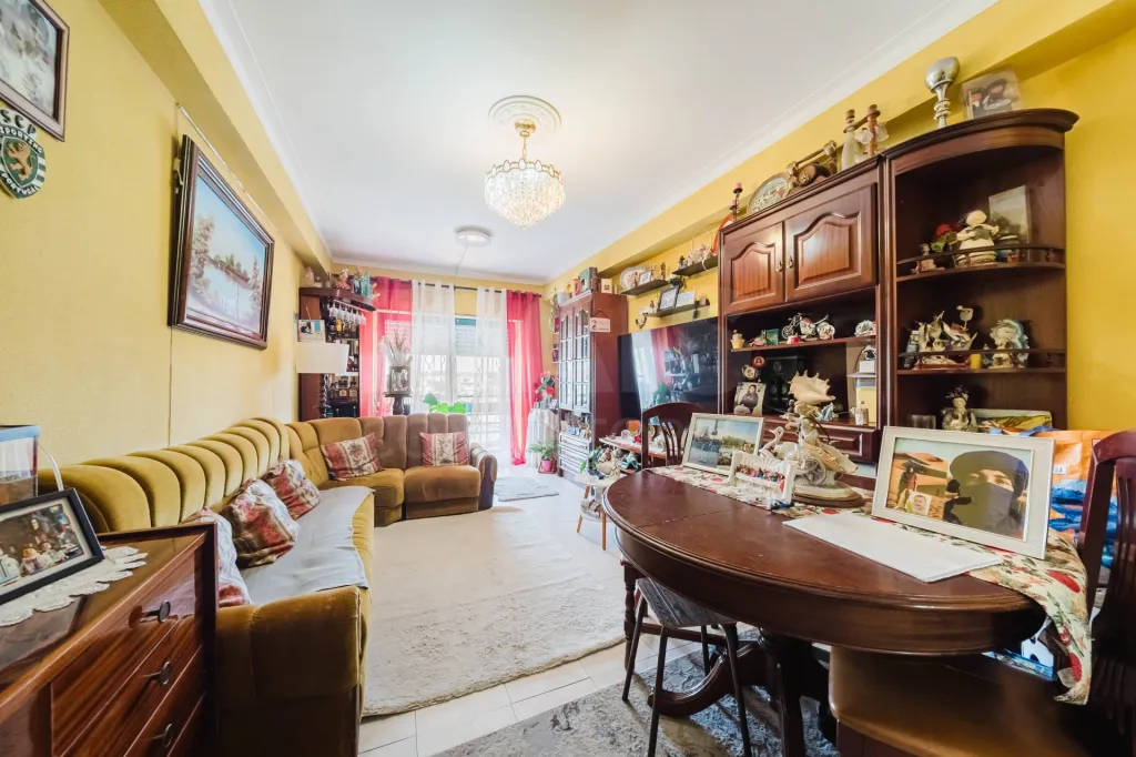 Spacious 3-Bedroom Apartment in Downtown Lourinhã with a Balcony and Terraces