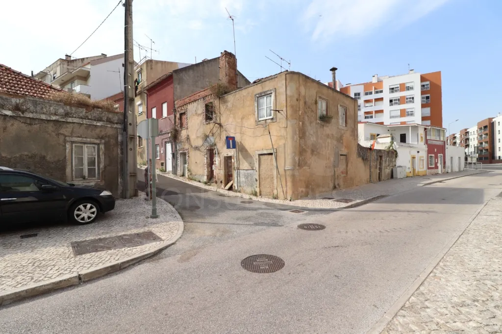 Moradia em Ruína com Excelente Potencial de Reconstrução em Vila Franca de Xira