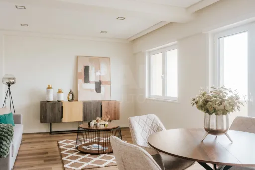 T3 Remodelado em Benfica | Varanda | Home Staging Incluído