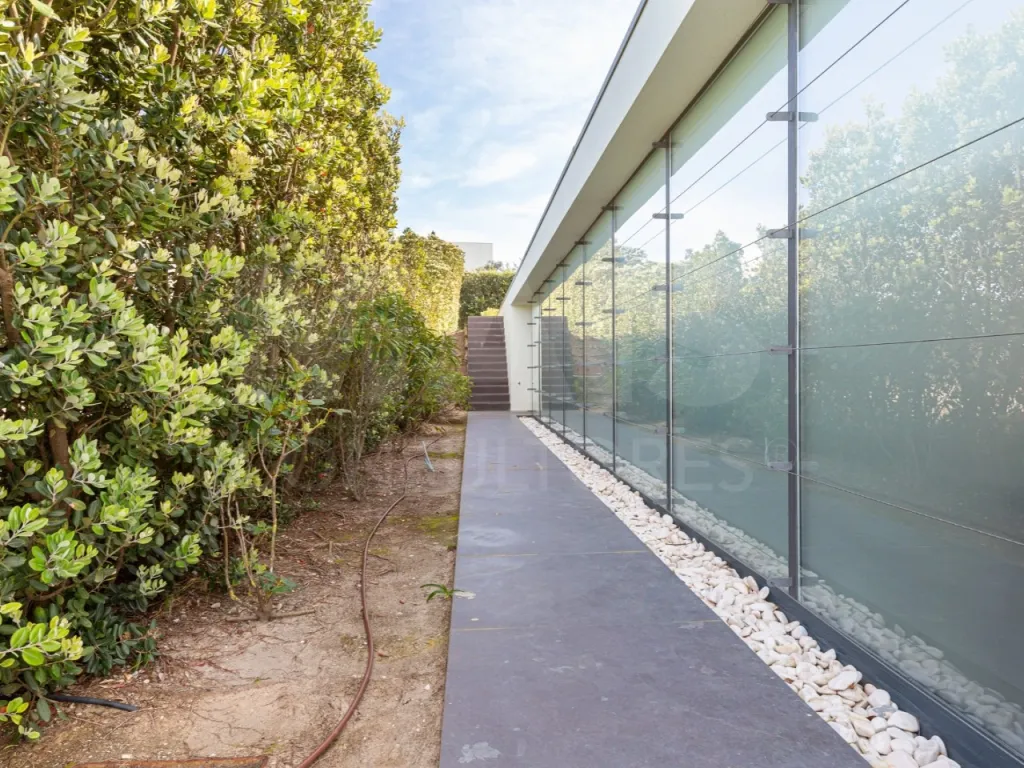 Single-story 4-bedroom house in an exclusive resort