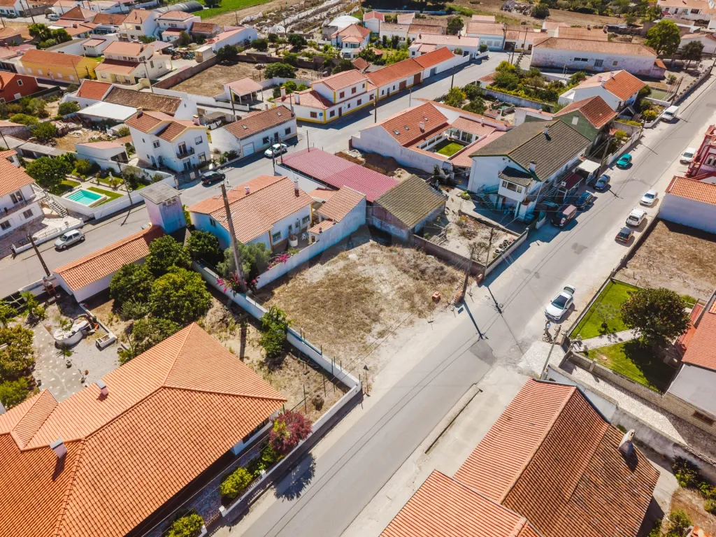 Lot with Plans for a 3-Bedroom House, Pool, Garage, and Garden in Olho Marinho, Óbidos