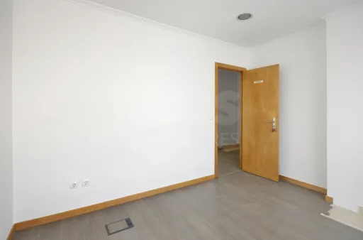 Loja com 2 Pisos no Centro de Peniche — Uma Oportunidade Imperdível!