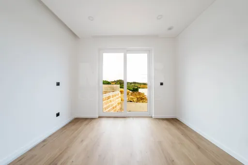 Moradia V3  moderna com piscina, vista de campo e excelente localização  Matas – Lourinhã