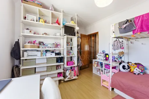 Apartamento T2 com varandas e arrecadação em Peniche