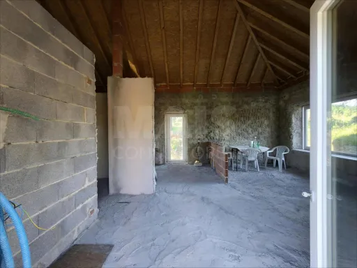 Moradia T2+1 c/ Anexo & Armazém em Lote de 7.600m2