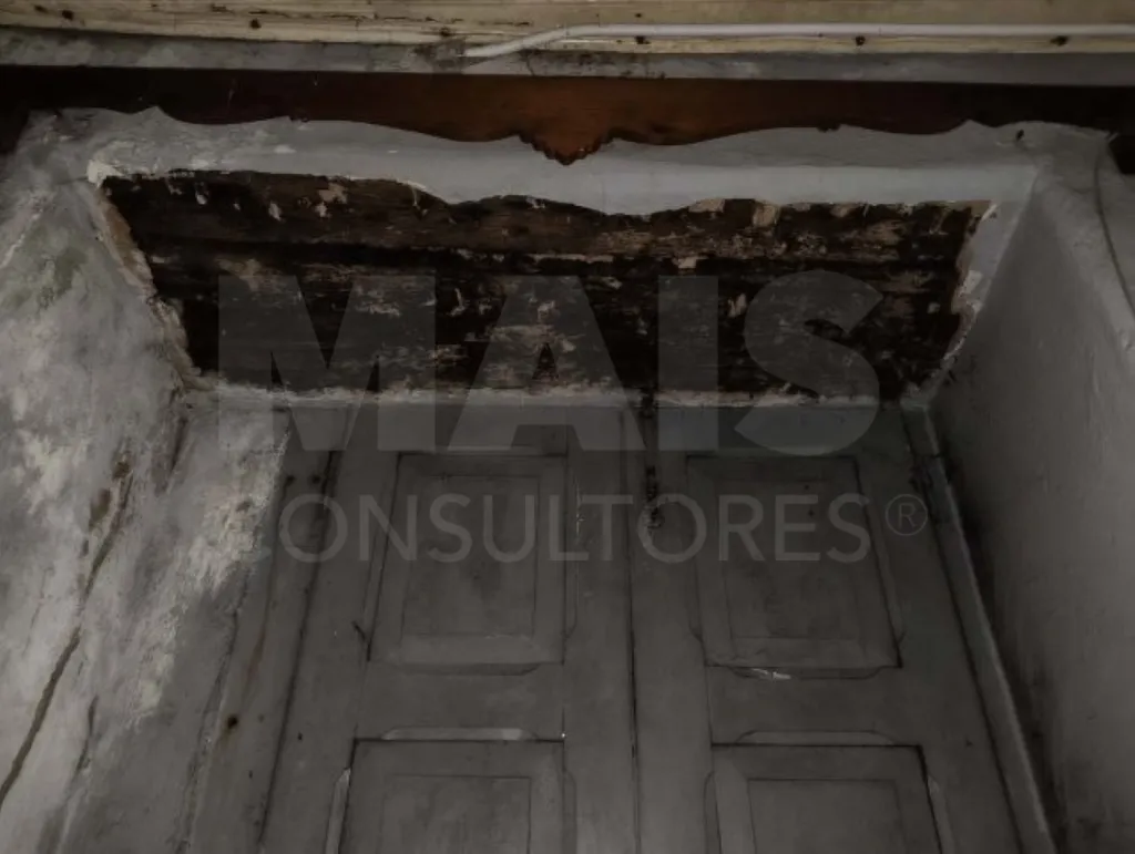 Moradia com garagem para reconstrução centro de Sacavém