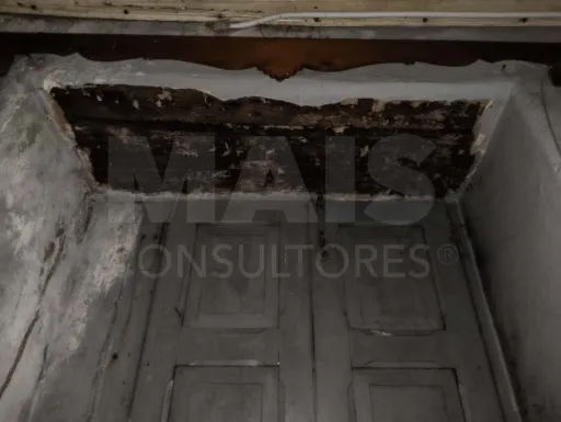 Moradia com garagem para reconstrução centro de Sacavém
