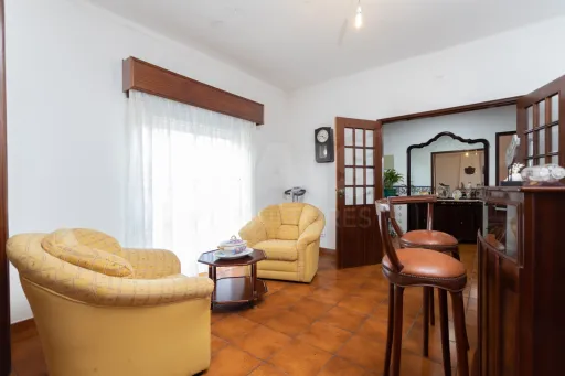 Moradia Térrea V3 com terreno urbano de 3780m2 no Alentejo