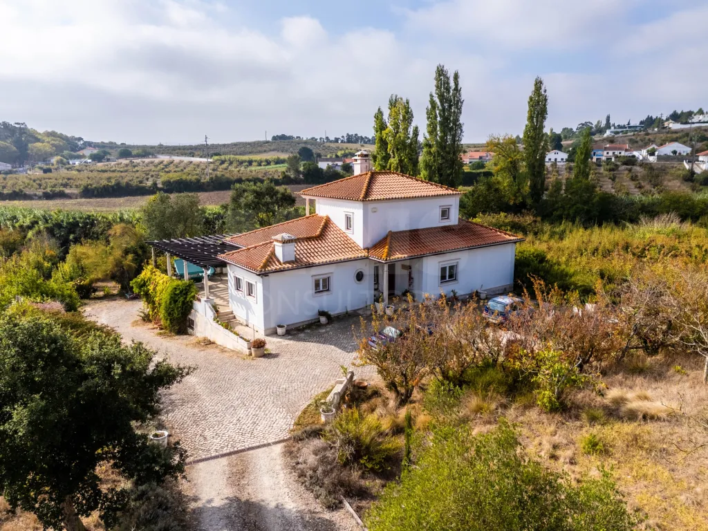 Farm 4 Bedrooms w/ Garage and 13.000 m² of land in Carvalhal, Bombarral
