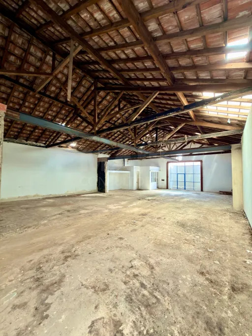 PENICHE | ARMAZÉM / ARRUMOS com potencial de conversão para Habitação