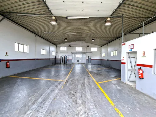 Armazém Industrial com 220m2 em Atouguia da Baleia