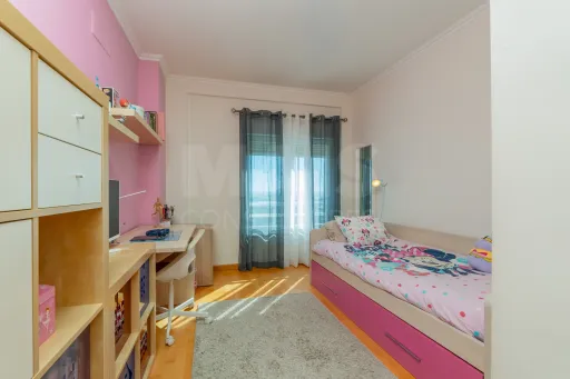 Apartamento T3 com box e vista rio em Vila Franca de Xira