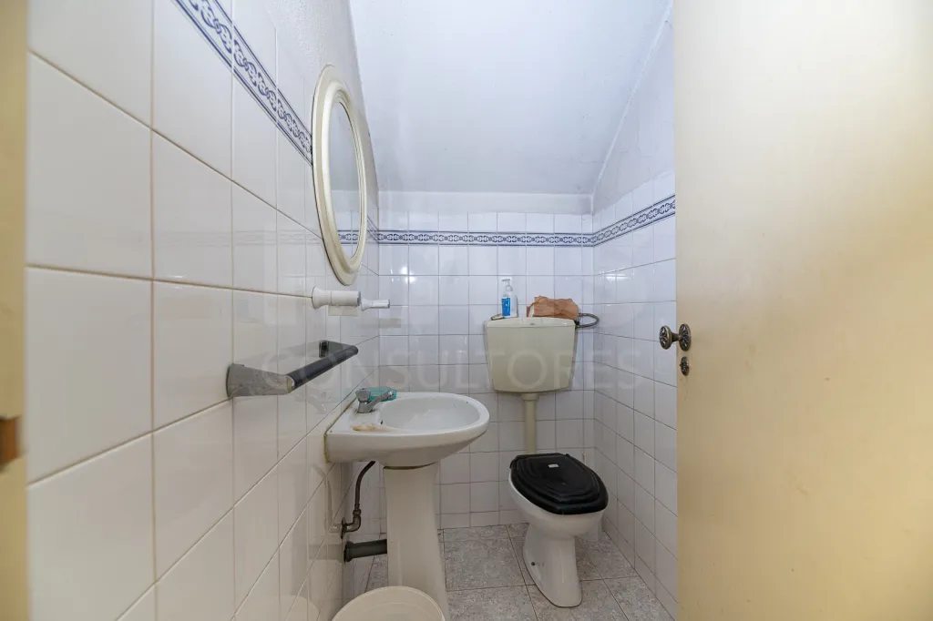 Fração A: R/C, destinado a garagem, composto por uma divisão ampla, uma instalação sanitária, logradouro e anexo, com saída própria para a via publica.