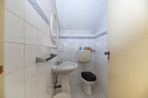 Fraction A: Ground floor, intended for a garage, comprising a large room, a toilet, patio and annex, with its own exit onto the public highway.