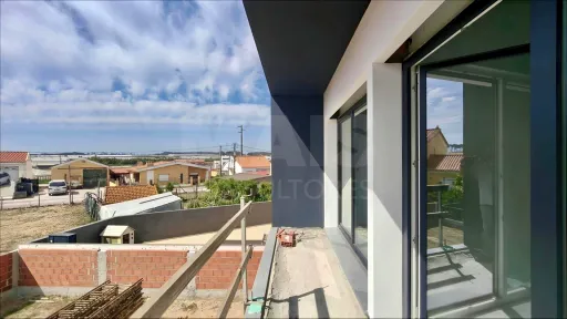 Moradia T4 c/ 1 Master Suite + 2 Suites, Jardim & Parqueamento !