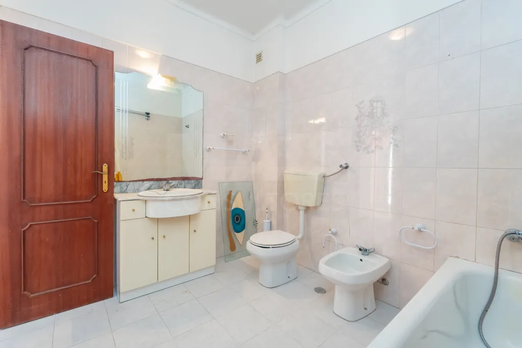 Oportunidade no Porto Alto, moradia T4+1 com 204m2 e logradouro.