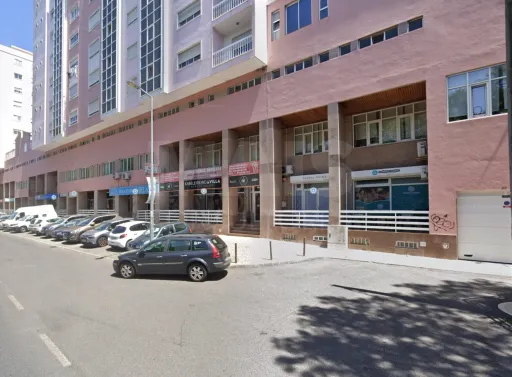 🏬Shop in Belas with 98,36m²
