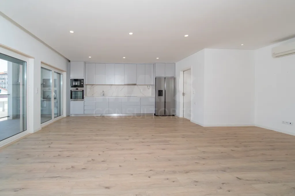 Premium, Like-New 3-Bedroom Apartment with Exceptional Balcony – Garage – Elevator – Convenient Access to Lisbon