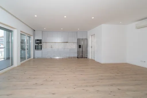 T3 Premium Seminovo com Varanda Excecional – Garagem - Elevador - Acesso Privilegiado a Lisboa