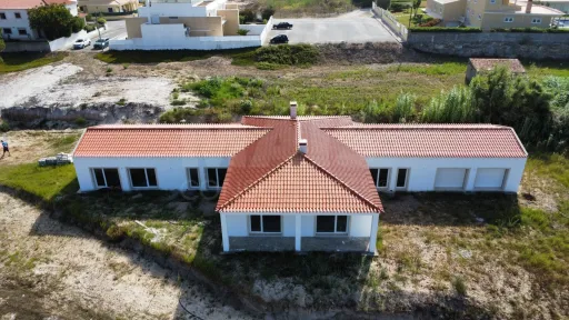 Moradia T4 Térrea com Grandes Áreas e Excelente Exposição Solar – Ferrel