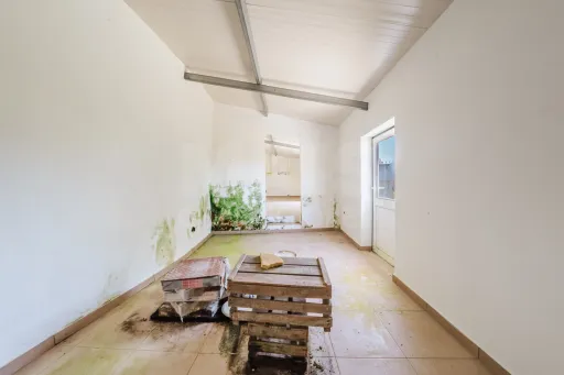 Moradia p/a recuperar c/ terreno na Fanadia com viabilidade de construção