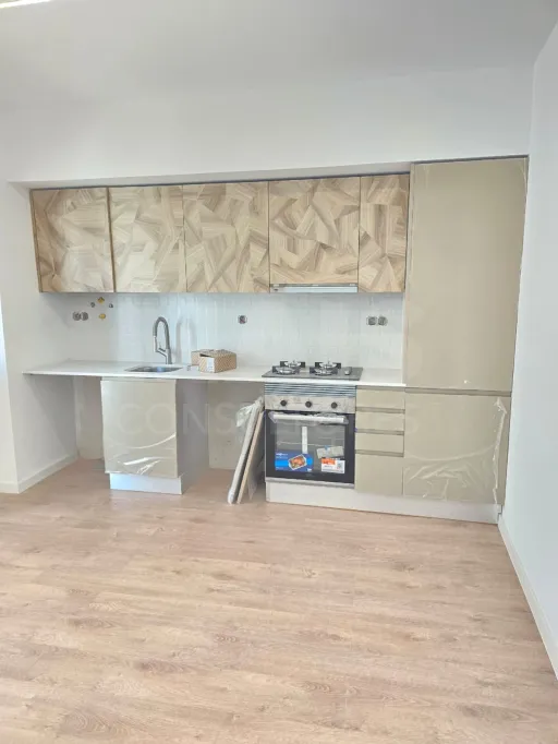 T2 Remodelado em Almada com Varanda