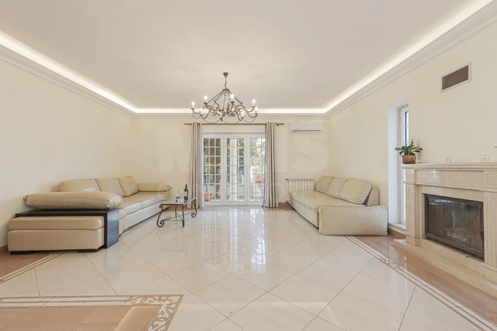 Moradia V4 em Caxias c/Box e Terraço