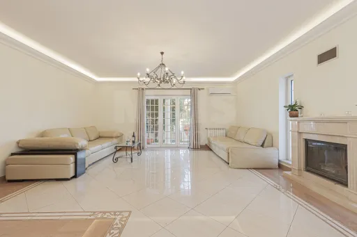 Moradia V4 em Caxias c/Box e Terraço