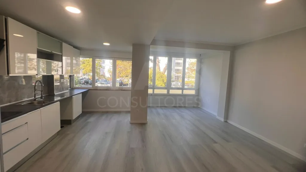 T2 Remodelado com Varanda em Oeiras