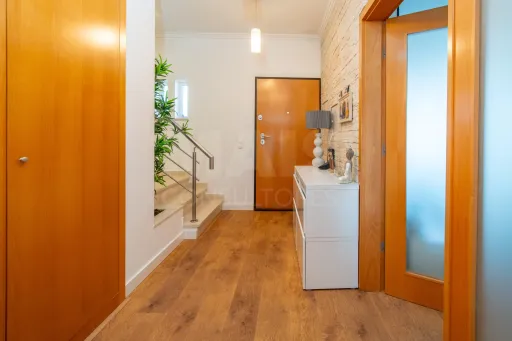 Moradia T3 totalmente remodelada no Condomínio Villas de Samorena em Samora Correia