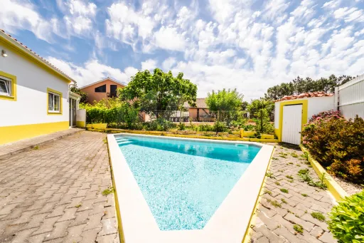 Moradia Térrea c/ piscina, árvores de fruto e garagem a 7 minutos da cidade