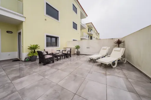 Apartamento recente com piscina e excelente exposição solar junto à praia do Baleal