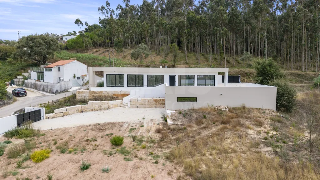 Moradia T3+1 NOVA com piscina em terreno de 2098m2