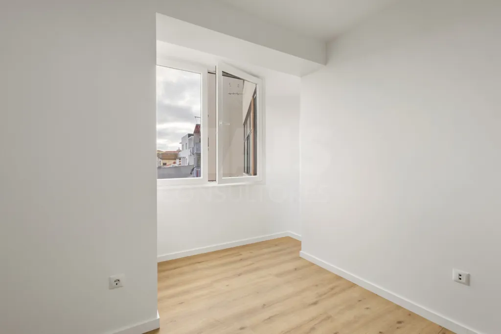 Apartamento T2 remodelado com 2 wc e varanda