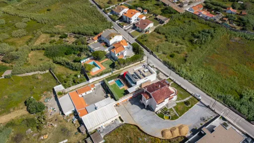 Deslumbrante Moradia T5 com Vista Mar, Piscina Privada e Excelente Exposição Solar