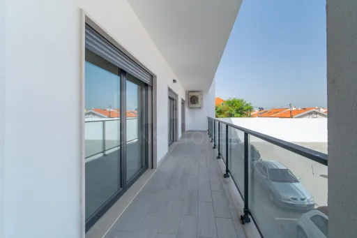 T3 Premium Seminovo com Varanda Excecional – Garagem - Elevador - Acesso Privilegiado a Lisboa