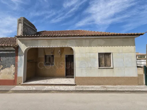 Oportunidade para Investimento: Moradia Térrea T2 para Remodelar – Foros de Salvaterra