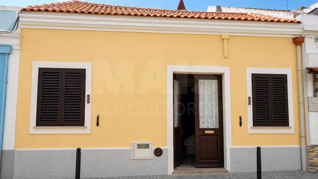 Moradia T2 + 1 Remodelada no centro de Alhandra.