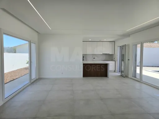 Moradia T4 térrea de luxo com piscina no Nadadouro