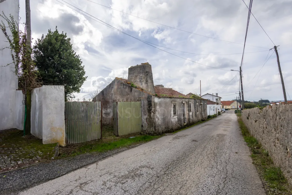 Moradia Térrea para Reabilitar com Terreno, Vista Mar e Vista Sítio da Nazaré – Bárrio, Alcobaça