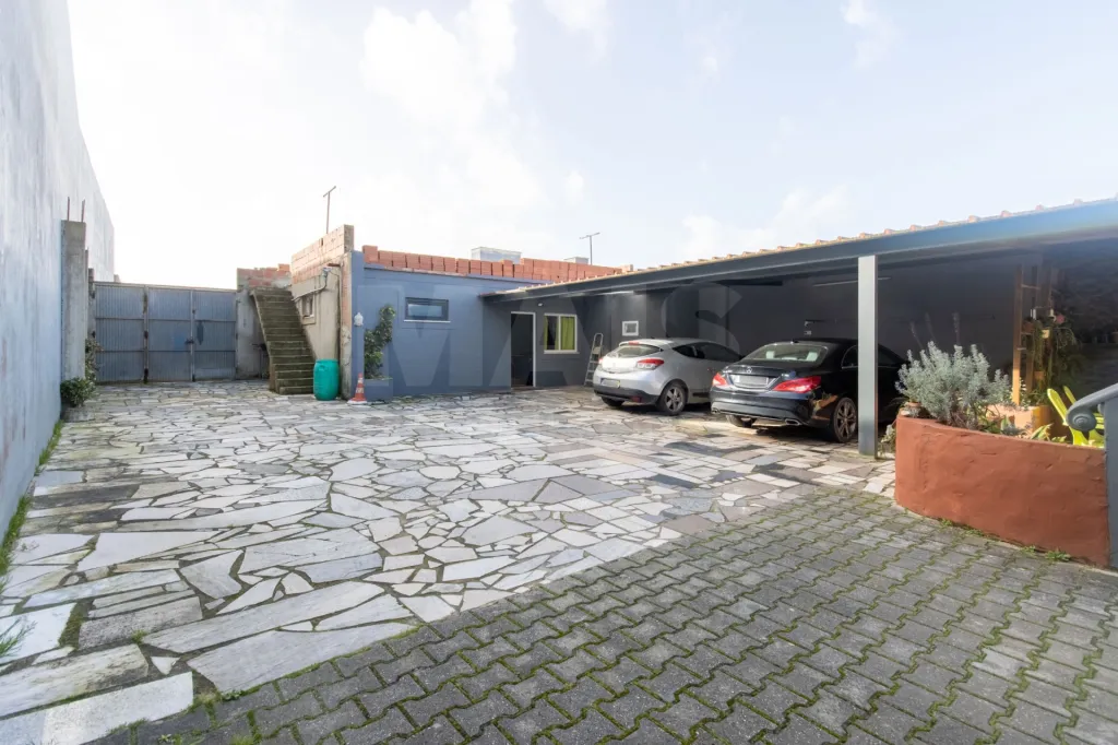 Moradia térrea T4 com anexo e 5.000 m2 de terreno em Geraldes