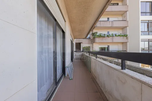 Oportunidade T4 Varandas, Estacionamento e Arrecadação no Restelo