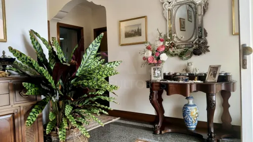 Moradia T5 de Prestígio com Vista Mar, Terreno de 2.075 m² e Detalhes Artísticos Exclusivos