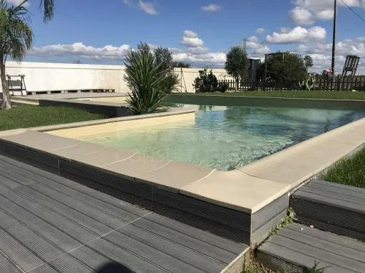 Farm with 4-bedr. house, pool and outbuildings 35 minutes from Lisbon